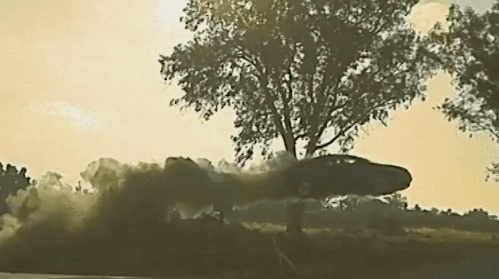 Captado en cámara: auto choca y sale volando en la autopista 99 en Modesto