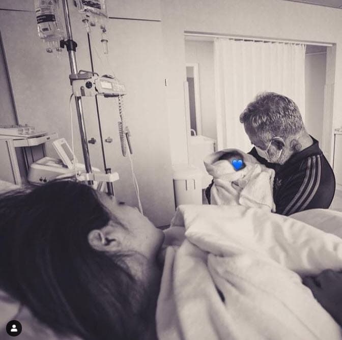 El día del nacimiento de la bebé, el orgulloso padre notificó que su primogénita "ya está con nosotros". Desde ese momento y hasta ahora el también DJ se ha encargado de repetirle continuamente el amor que ambos sienten por ella: "Tu mamá y tu papá te dejarán sin aliento hasta la eternidad", escribió.