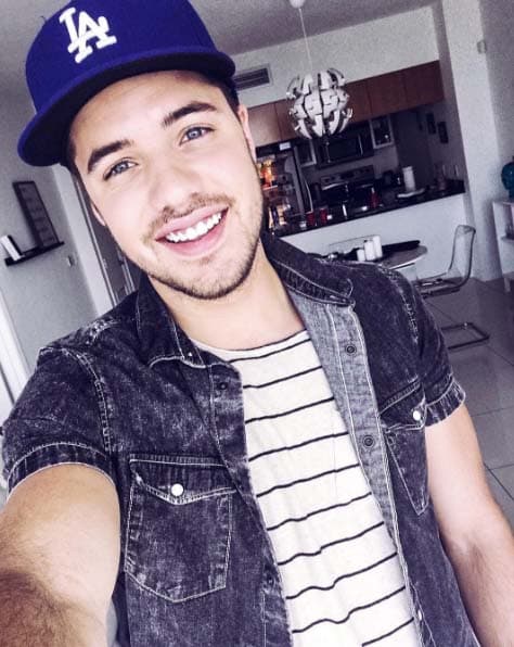 William Valdes: "A simple smile can change your day. Una simple sonrisa puede cambiar tu día entero 😊" (Julio 26, 2016)