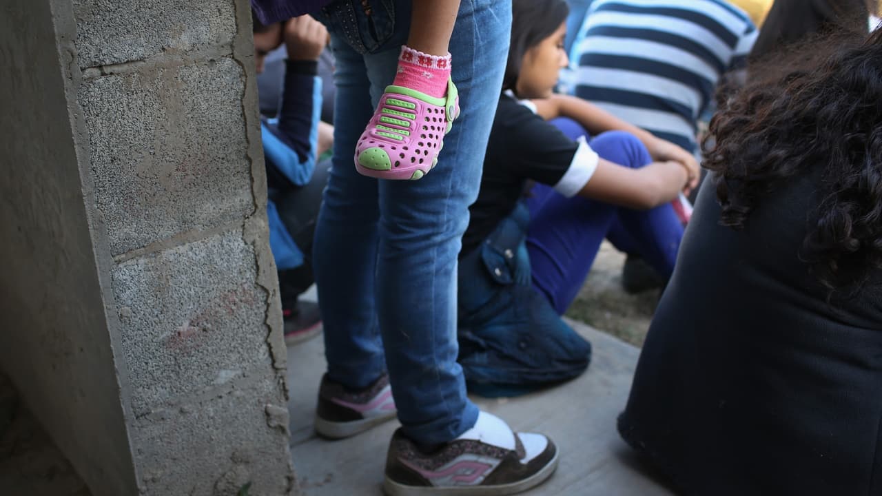 "La escuela no es para mí... Yo tengo deudas": menor guatemalteca trabaja para pagar lo que le costó entrar a EEUU