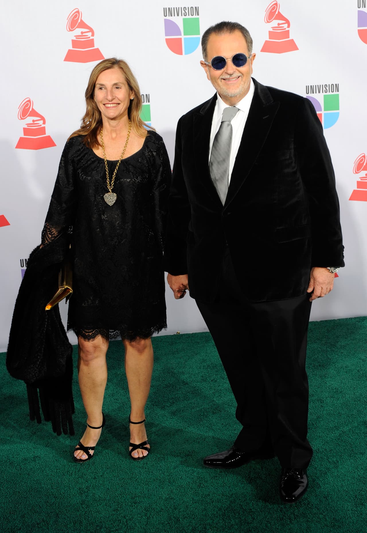 2010. Este año la novedad fueron sus gafas oscuras y la corbata en color gris. Mily también fue práctica a la hora de elegir atuendo.