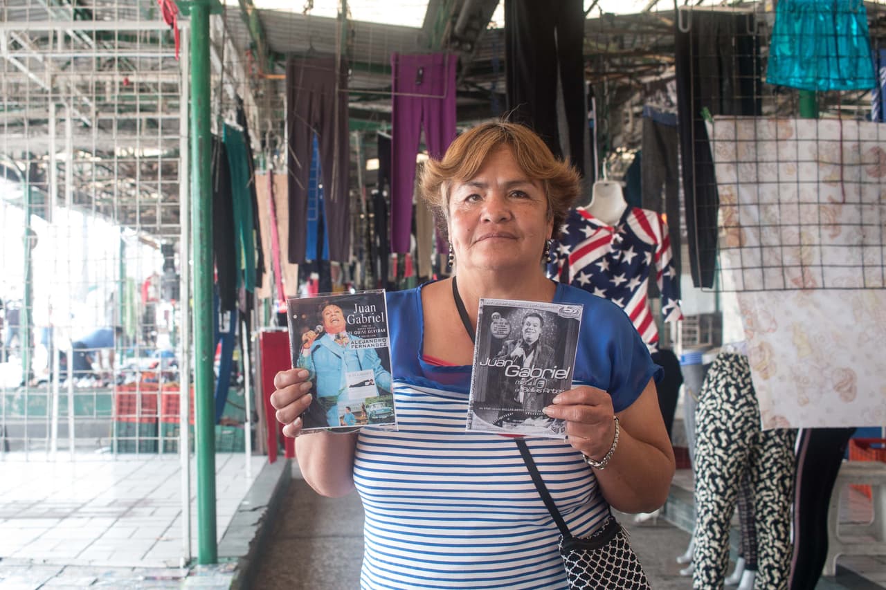 Una aficionada se lleva dos discos en formato DVD.