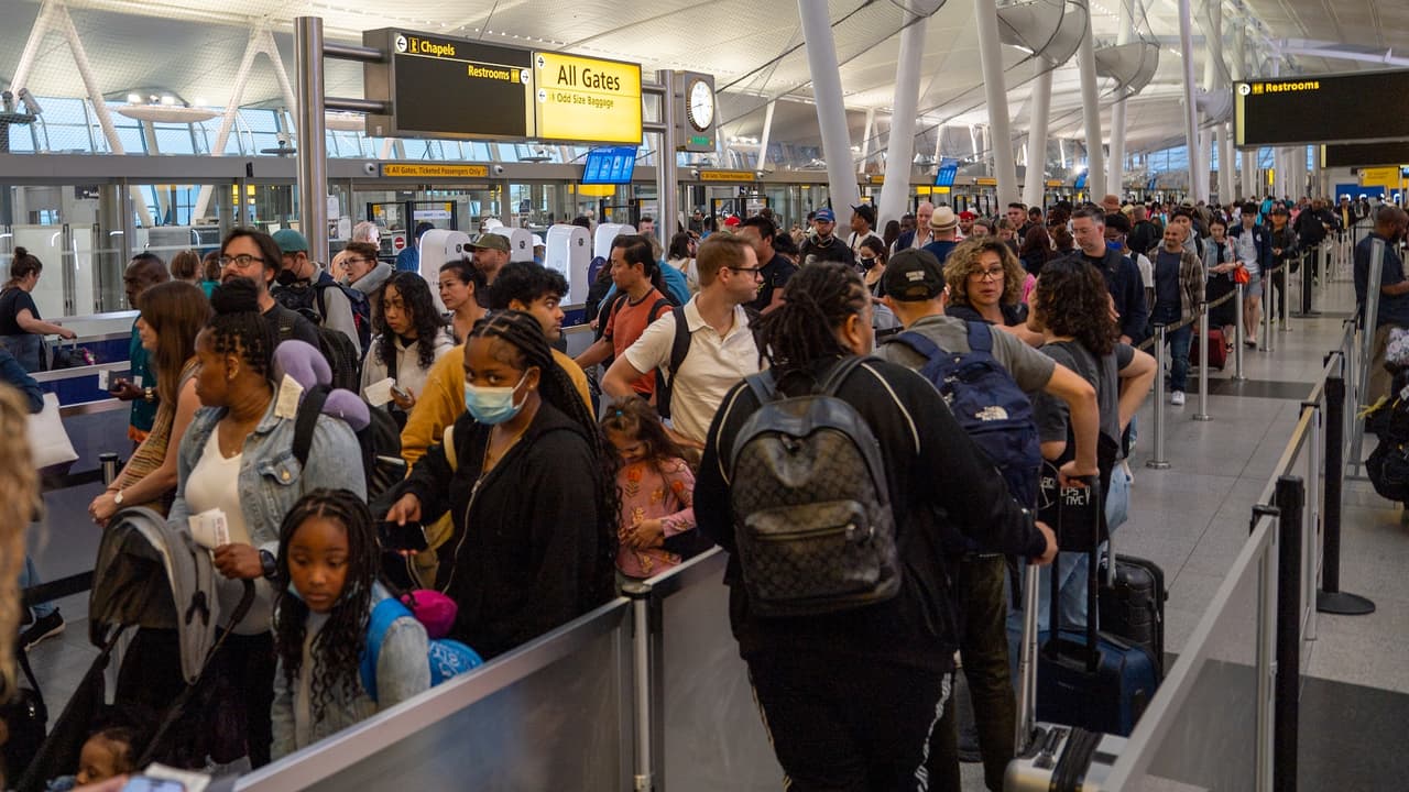 Qué hacer si tu vuelo desde o hacia los aeropuertos de Nueva York se retrasa o cancela