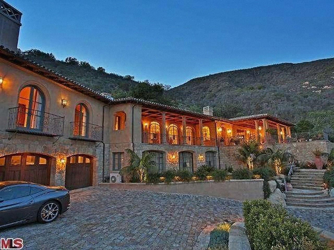 "Diseñado por el arquitecto Don Nulty, este gran hogar presenta una calidad impecable, cuatro amplias habitaciones, cuatro baños completos y dos medios baños", dice la descripción de la mansión.