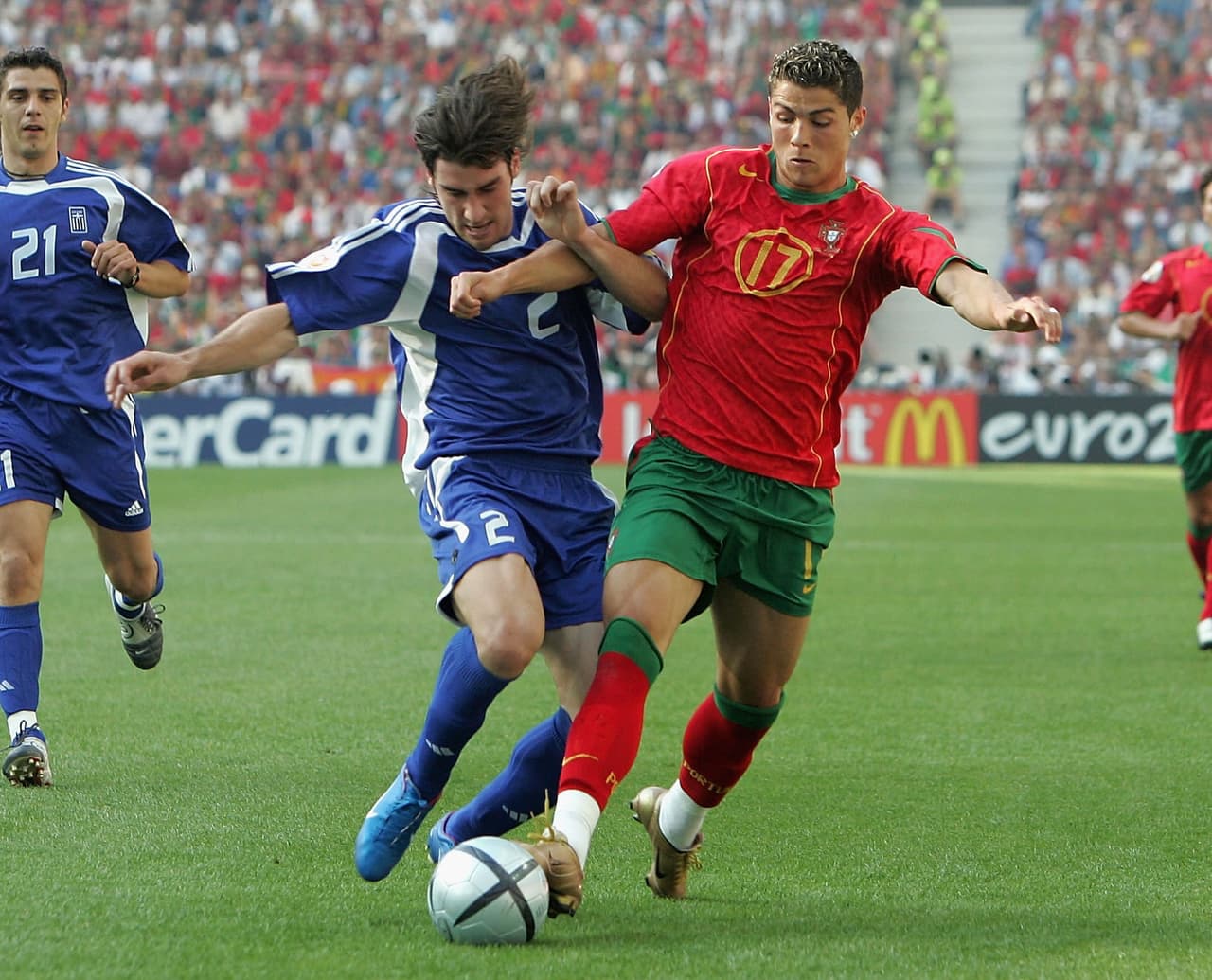 En 2004 debutó con su selección en un torneo grande, la EURO 2004 de la cual fueron anfitriones, pero sufrieron una dolorosa derrota por 1-0 ante Grecia en la final.