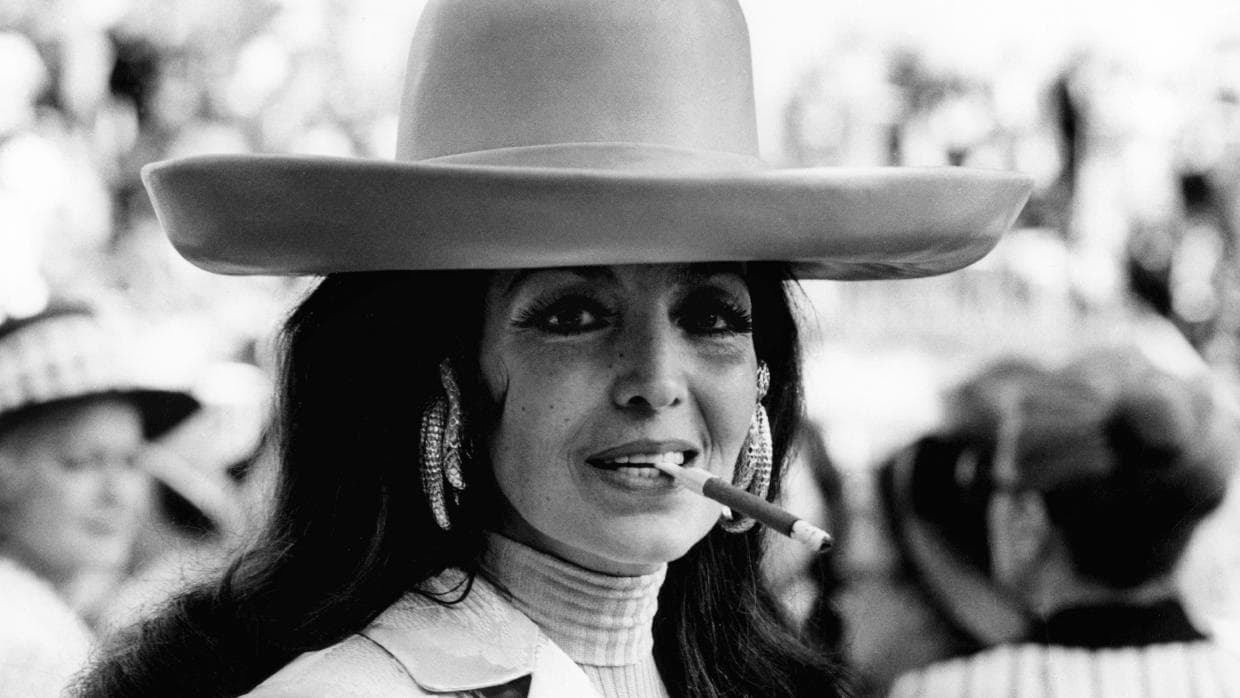 Cuenta la leyenda que originalmente José Alfredo compuso 'Ella' para una novia que tuvo en la adolescencia, pero como el tema fue interpretado por Jorge Negrete, en el tiempo que estaba casado con 'La Doña', surgió la confusión.