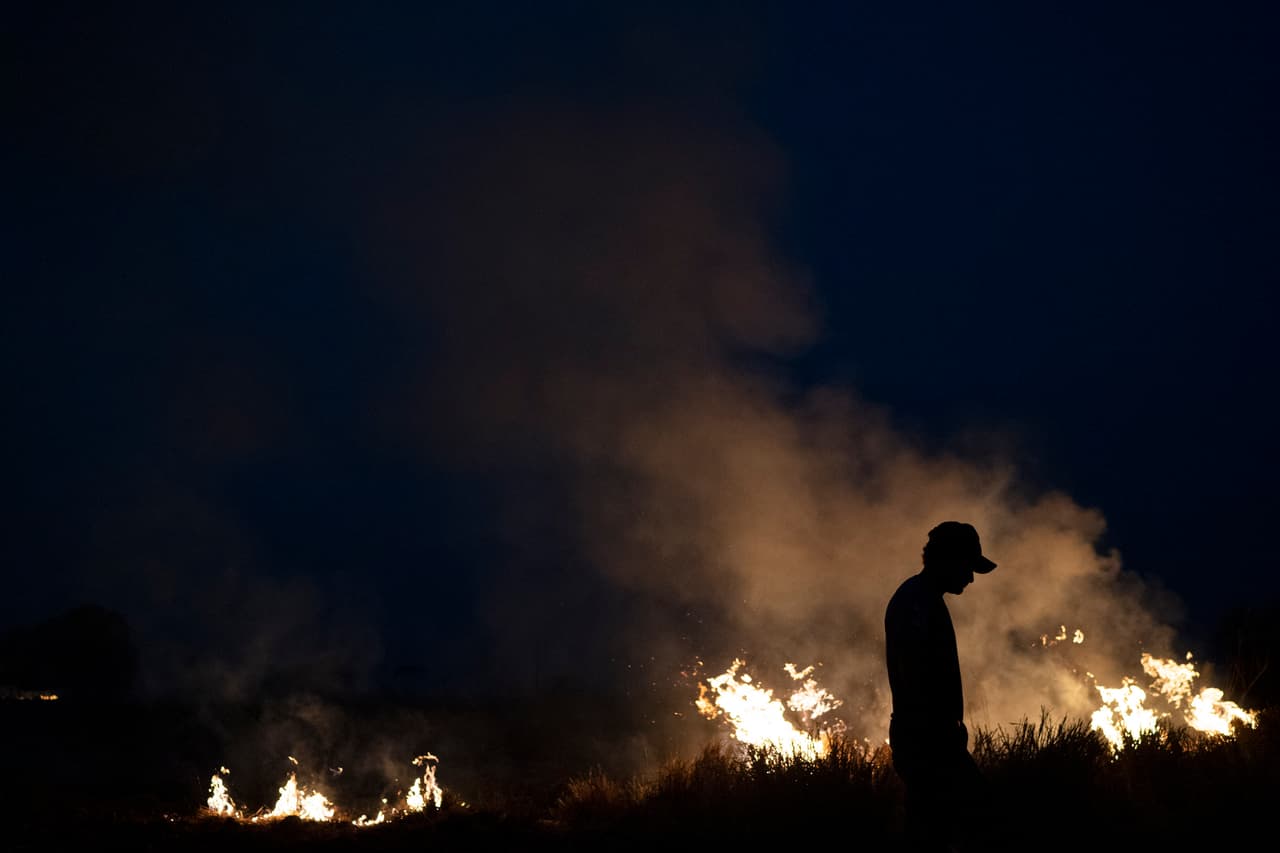 También los granjeros locales se están viendo afectados por los incendios. Neri dos Santos Silva, un granjero frente a las llamas en el municipio de Nova Santa Helena, en el estado de Mato Grosso.