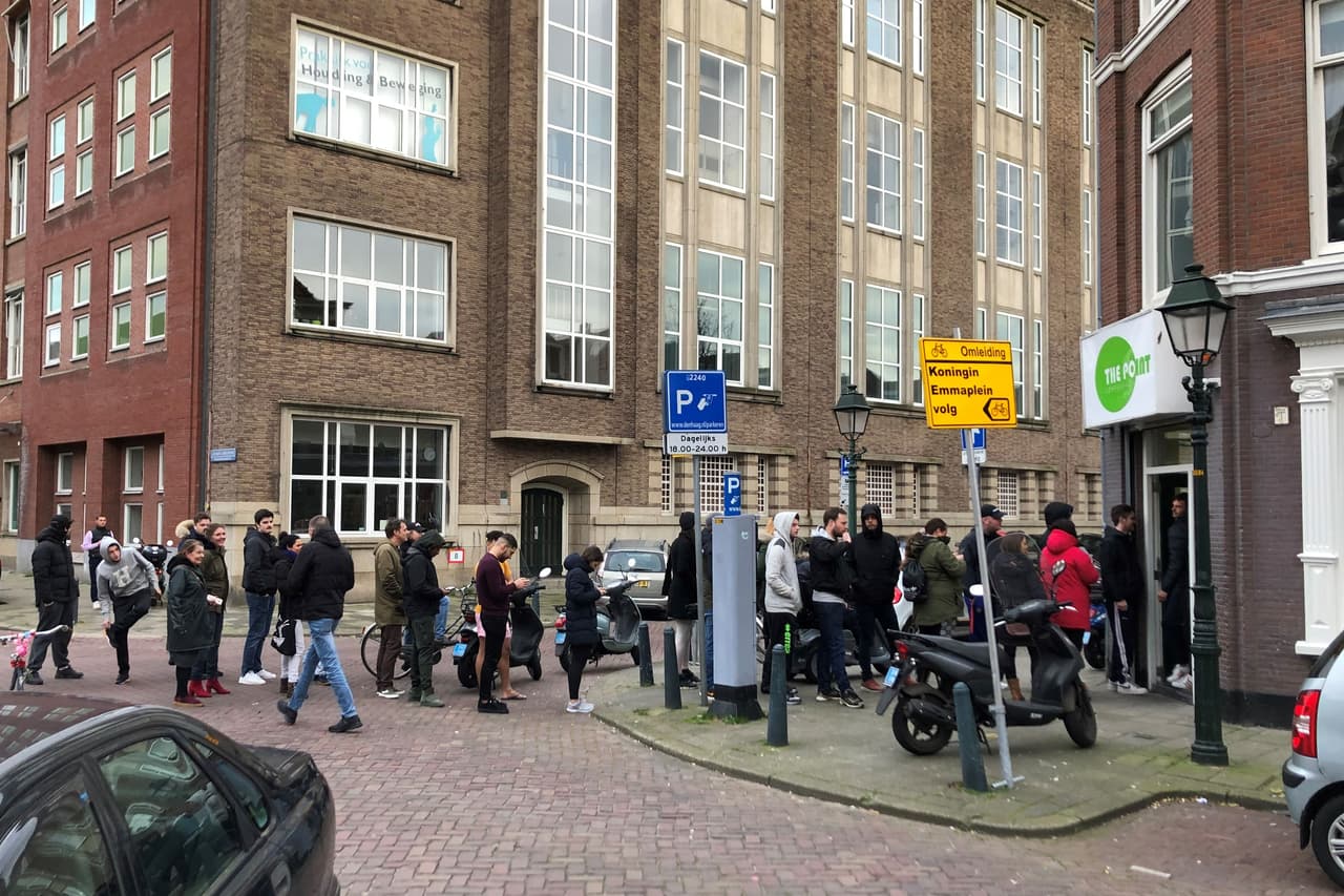 En otras naciones europeas, como Países Bajos, el gobierno anunció este domingo nuevas medidas para tratar de frenar el coronavirus como el cierre de escuelas, bares, restaurantes y otros negocios. Tras el anuncio, se formaron colas en los famosos "coffee-shops" de ciudadanos que querían comprar marihuana, un producto legal en el país europeo.