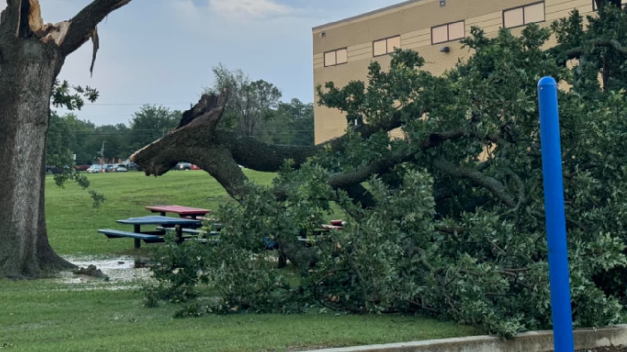 Se esperaban tormentas para la tarde del martes, con 
<b>granizo, relámpagos y ráfagas de viento de más de 80 millas por hora</b>. Asimismo, la probabilidad de tormentas aisladas llega hasta la madrugada del miércoles.