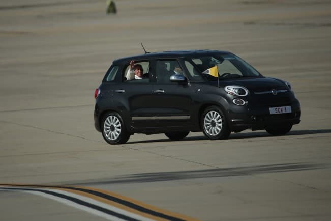 Fiat 500L usado por el papa Francisco, vale entre 75,000 y 100,000 dólares.