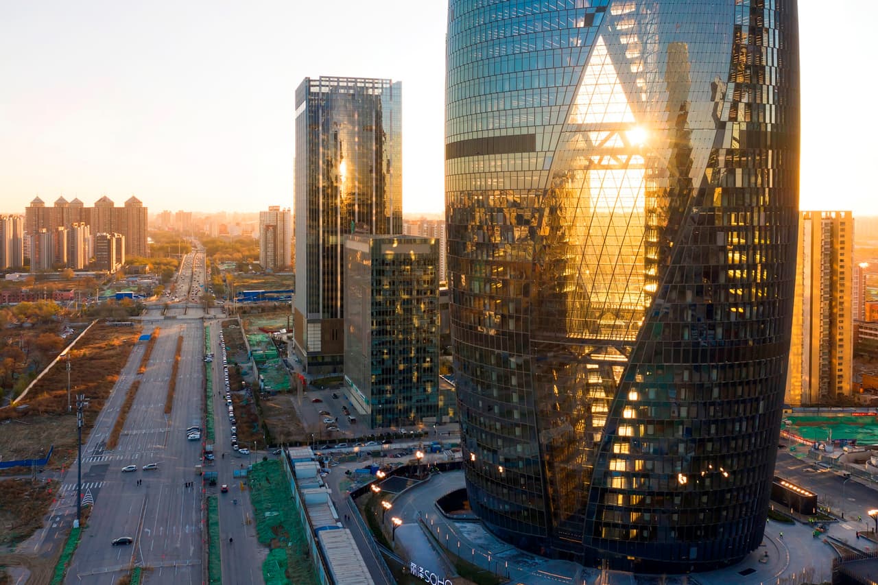 <b>Segundo lugar: Leeza SOHO, Pekín. China.</b> Este edificio de oficinas tiene 680 pies (207 metros) de altura y 46 plantas. Su único diseño, redondo y con un núcleo interior retorcido, fue uno de los últimos proyectos de la arquitecta estrella Zaha Hadid, antes de su fallecimiento en 2016.