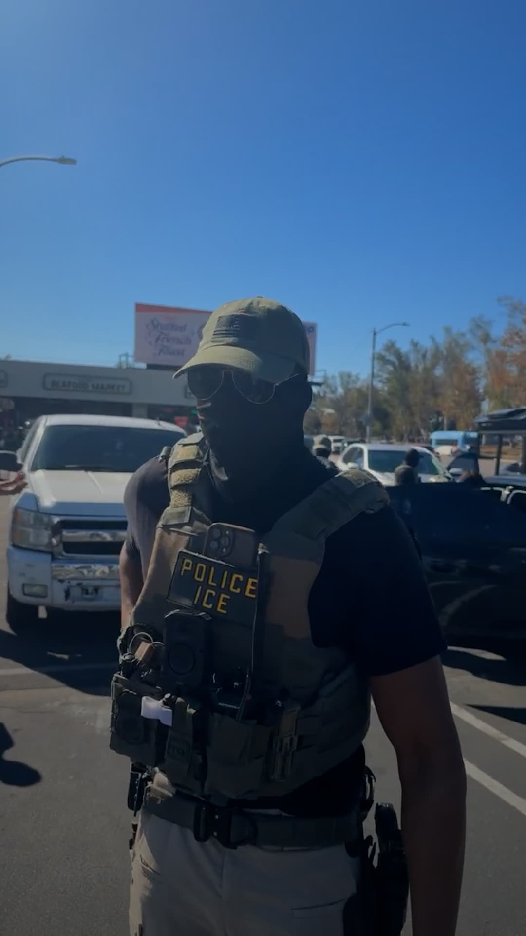 ICE detiene a vendedor ambulante de flores durante su jornada de trabajo en California