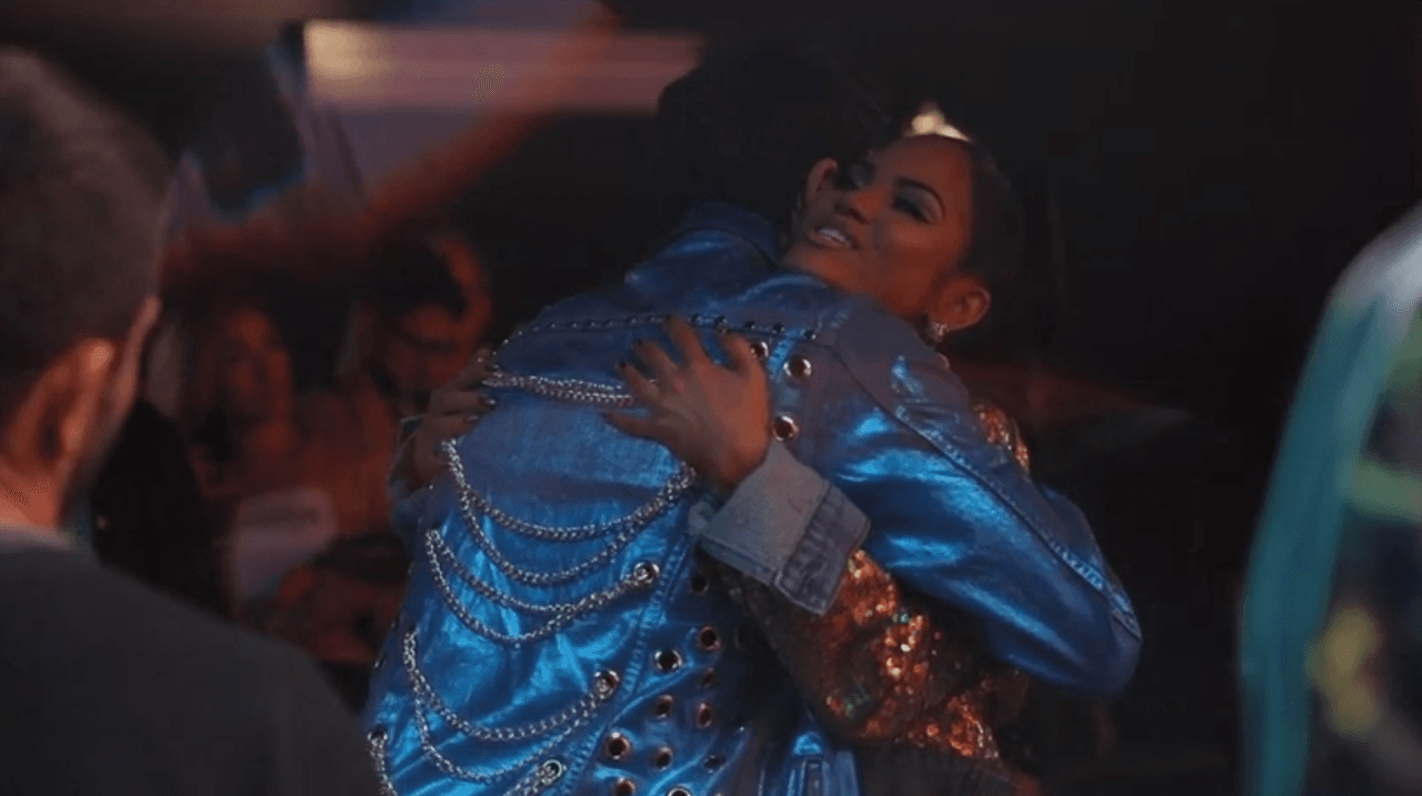 El videoclip fue estrenado en Times Square.