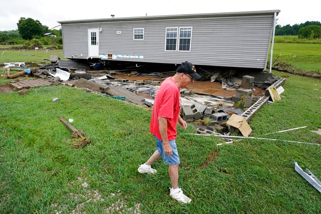 El jefe policial del condado, de aproximadamente 18,000 habitantes y ubicado a unos 96 kilómetros (60 millas) al oeste de Nashville, dijo que él perdió a uno de sus mejores amigos. En la imagen, Joe Comuzie revisa el hogar de su hijo, este domingo, en McEwen, Tennessee, un día después de que la vivienda fuera arrastrada por las aguas.