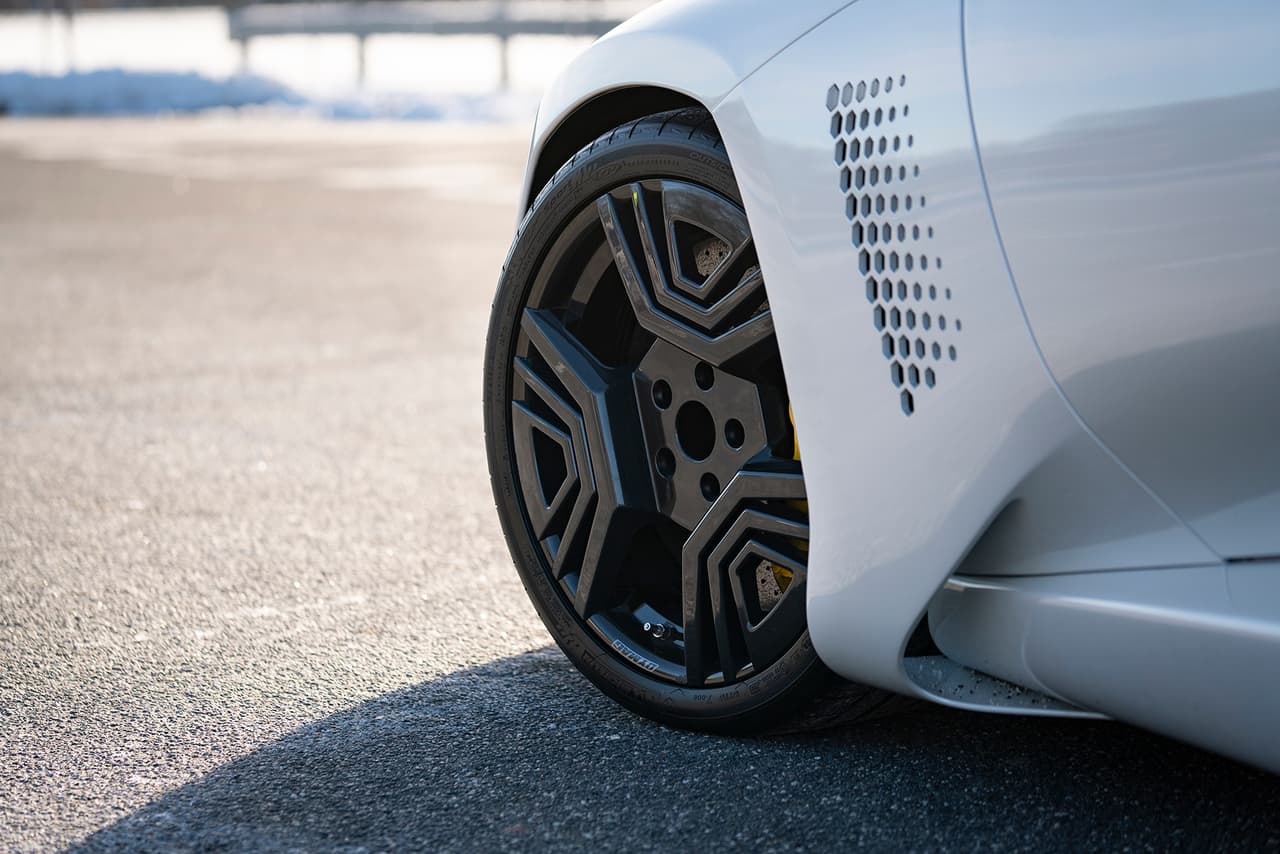 Acoplado a una transmisión manual de seis velocidades, el Mantide es capaz de alcanzar una velocidad máxima de 218 mph y acelerar de 0 a 60 mph en 3.2 segundos.