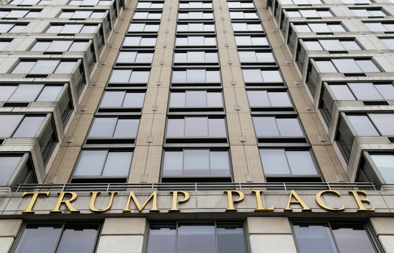 Retiran el nombre del presidente en la fachada de la torre Trump Place en Manhattan