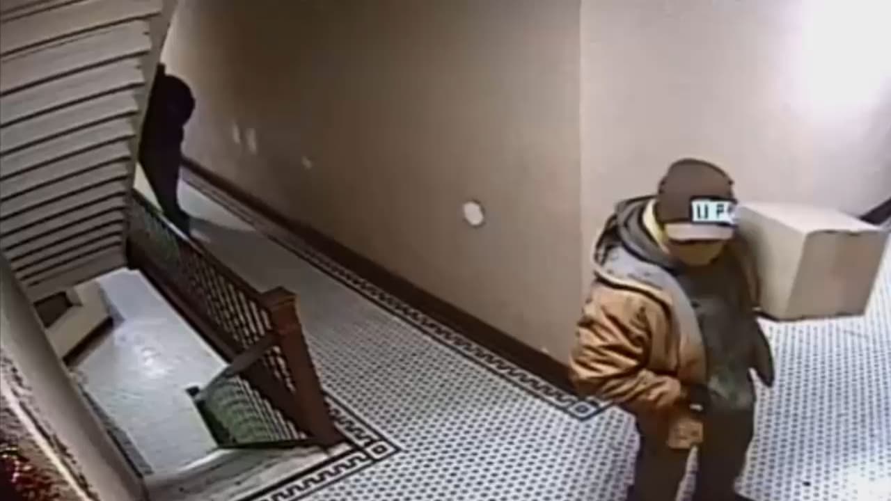 Ladrón se hace pasar por trabajador de UPS y roba a una familia con dos niños en El Bronx