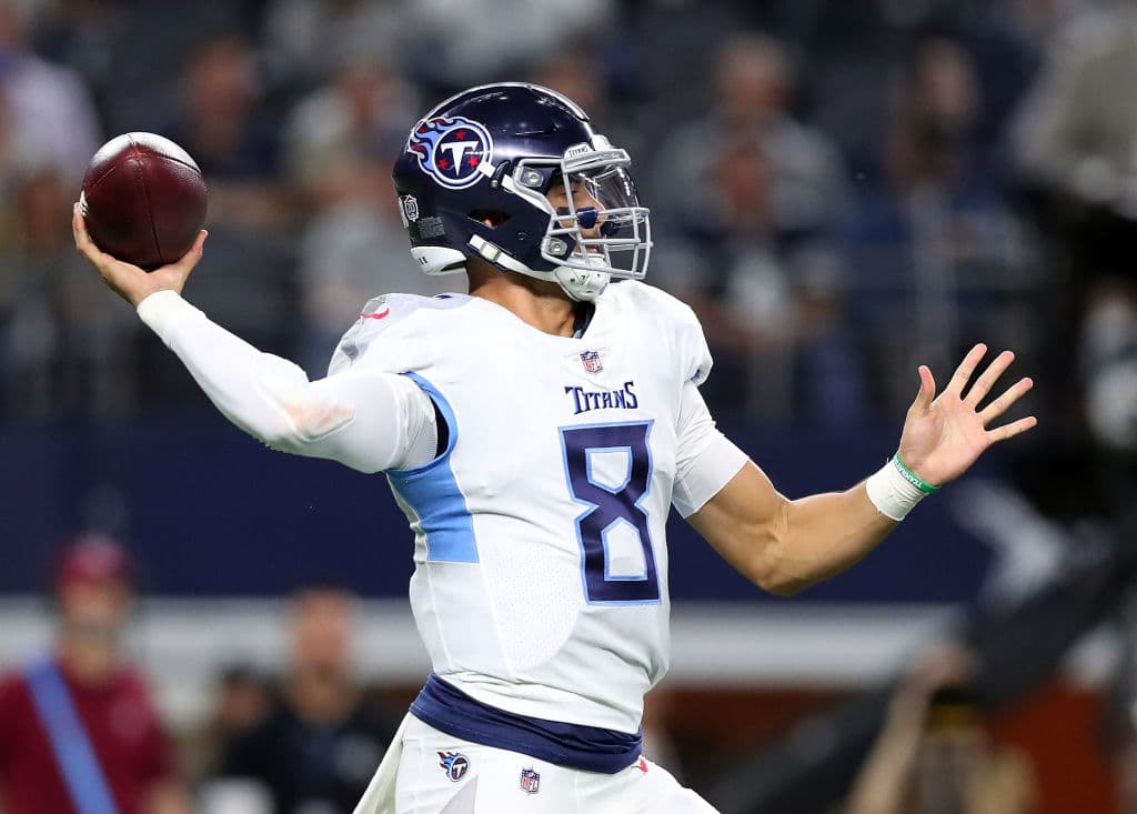Marcus Mariota generó 240 yardas aéreas, producto de completar 21 de 29 pases, con dos envíos a la zona prometida sin ser interceptado. Tuvo 10 acarreos y ganó 32 yardas por carrera.