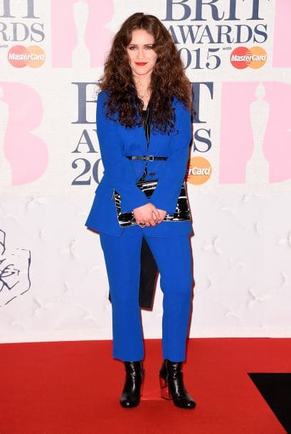 Rae Morris sumó puntos a su favor con este traje azulado. ¡Lástima que los perdió al usar esos botines!