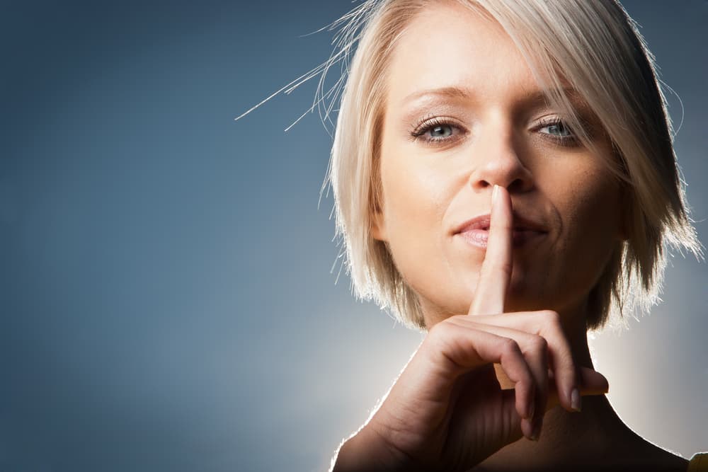 Tiendes a volverte un poco criticón y a involucrarte donde no te han llamado, así que ten cuidado. En tu afán de querer hacer las cosas bien hechas en tu sentido de orden, se te puede ir la mano y cuando señalas algo, elige bien tus palabras para no tener problemas.