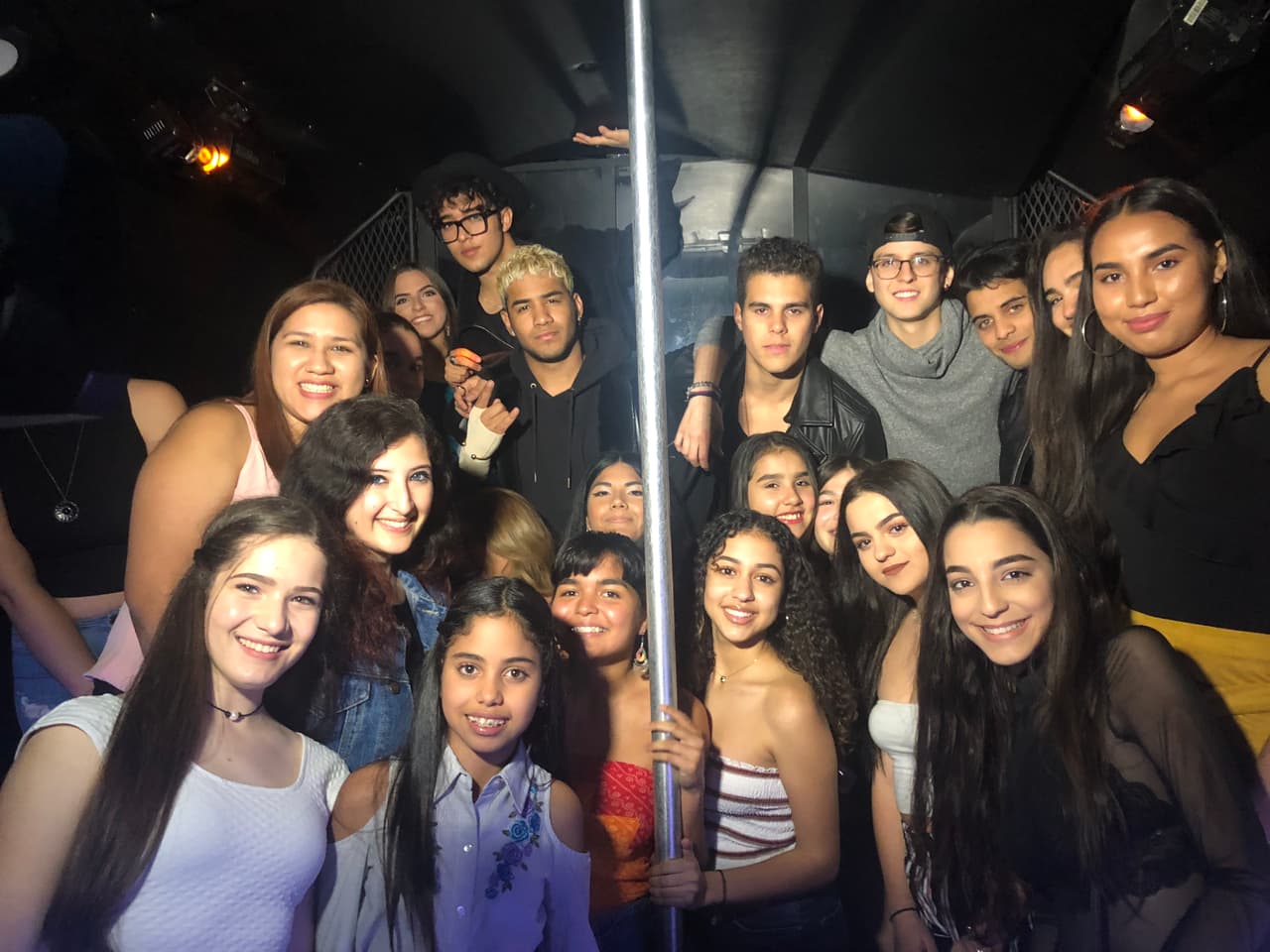 Pero la agrupación completa de CNCO también disfrutó de la oportunidad de cantarle a su público y tomarse fotos con los más fieles de su audiencia.