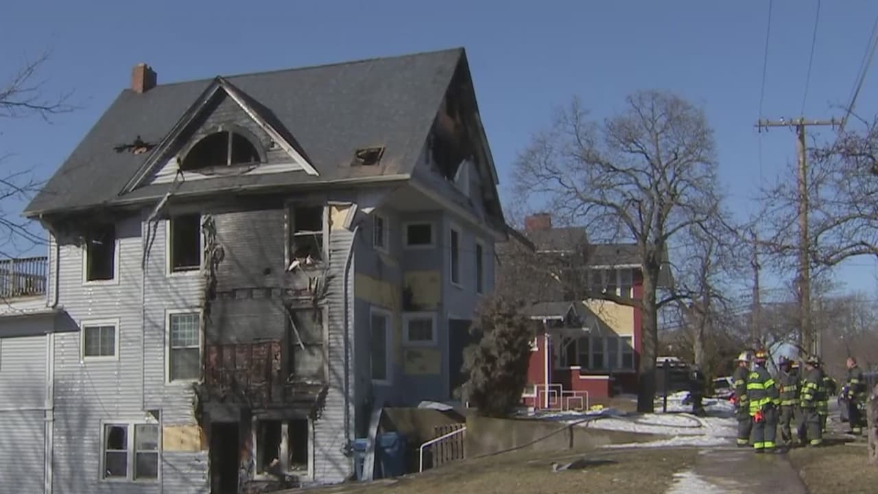 Bomberos trabajan en incendio desatado en un edificio de apartamentos en Aurora