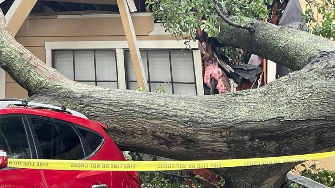 Alejarse de las puertas y ventanas. La amenaza severa aumento durante la mañana del martes con vientos dañinos, granizo grande, aguaceros y tornados aislados.
<br>