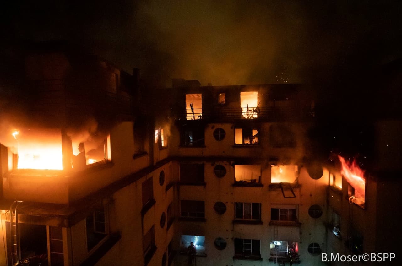 Diez personas murieron y otras 30 resultaron heridas este martes de madrugada en un incendio en un edificio de París que pudo haber sido intencionado, según las fuerzas de seguridad, que detuvieron a una mujer. El siniestro en una de las últimas plantas del edificio de ocho pisos situado en el acaudalado barrio del XVIè es uno de los más mortales en la capital francesa en los últimos años.
<br>