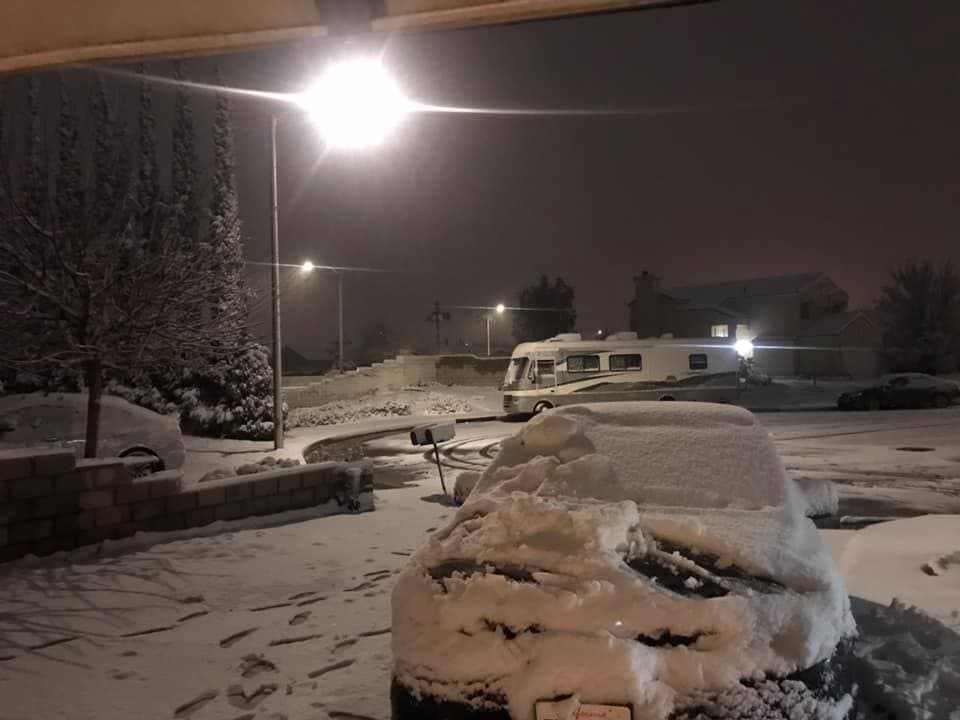 Y en Victorville la nieve tamibén se hizo presente. Imagen compartida por Karla Mancia.