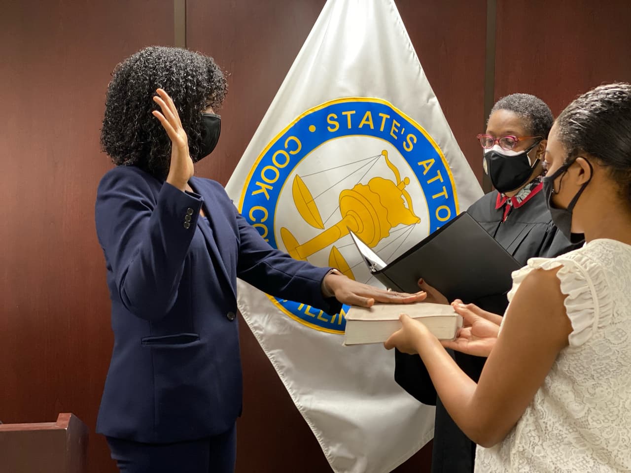 Foxx juramenta como fiscal del condado de Cook y promete reparar el sistema de justicia