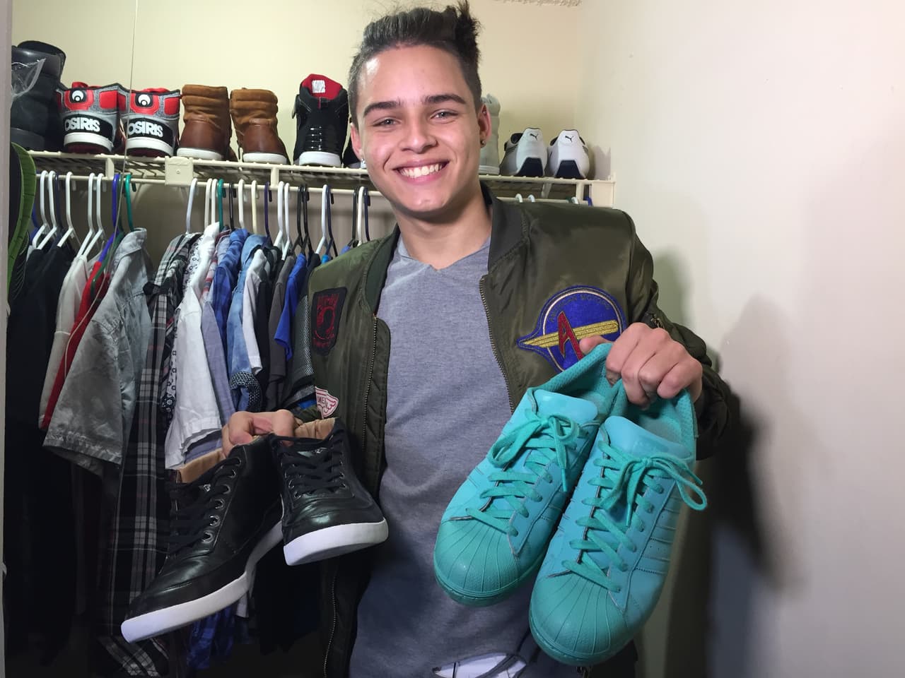 Como a casi todos los chicos de su edad, a Brian le gusta vestirse cómodo.