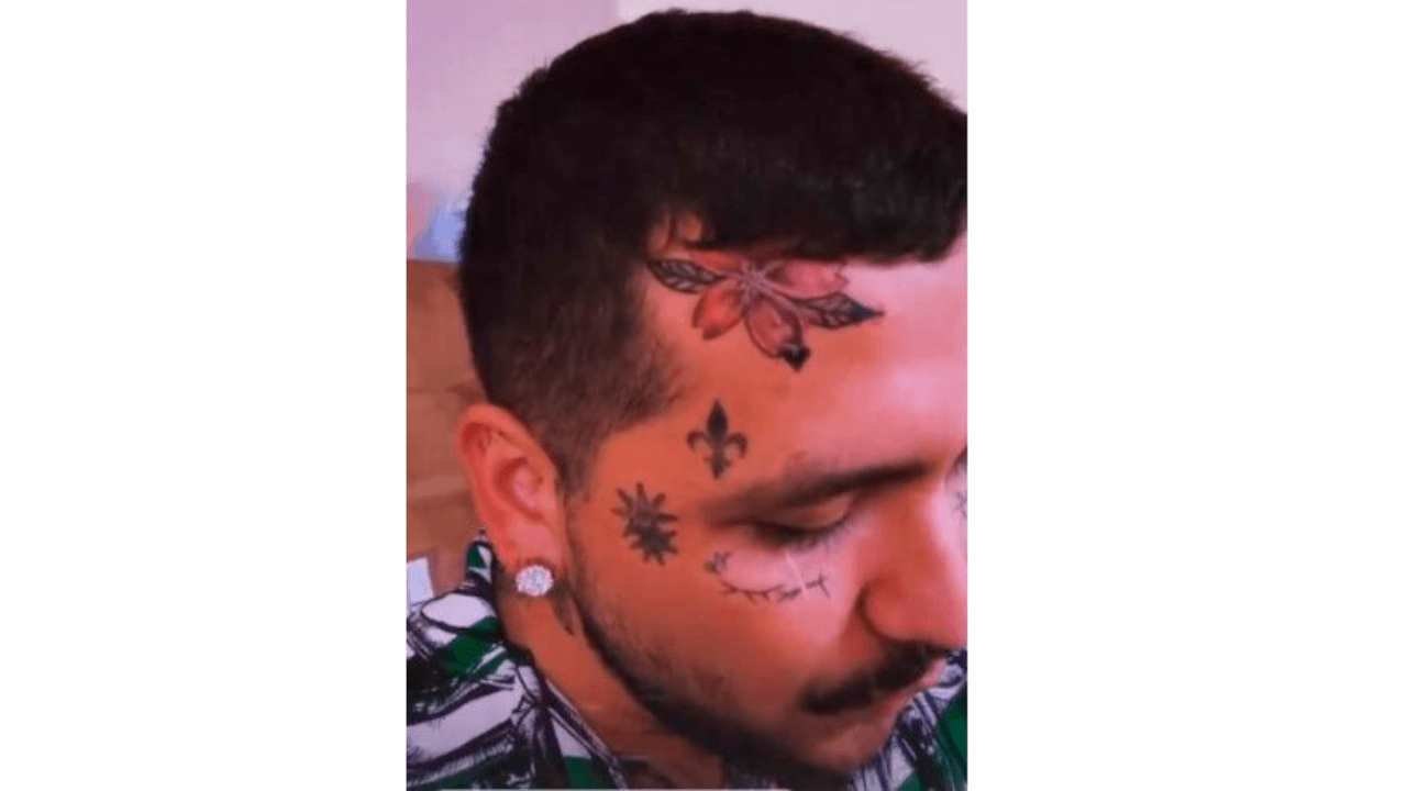 Por ejemplo, el 22 de mayo de 2022, Nodal presumió el diseño con el que cubrió el dibujo que se realizó en la frente en honor a su exnovia. El rediseño se trató de una flor elaborada por Christian Samsara en un estudio de Costa Rica.