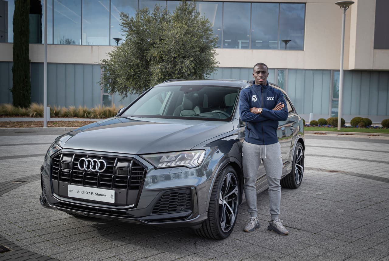 El defensa 
<b>Ferland Mendy</b>, quien se incorporó al Real Madrid en esta temporada, ya disfruta de los grandiosos beneficios adicionales de ser merengue. Su primer temporada la disfruta ahora a bordo de una Audi Q7 50 TDI en color Plata Florete.