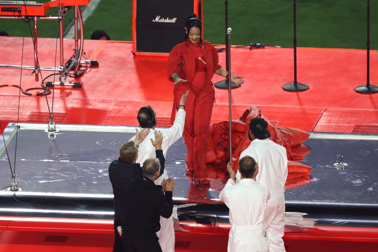 Durante el show, Rihanna no tuvo cambios de vestuario, cambios de escenografía o invitados que se han vuelto constantes en los medios tiempos del Super Bowl.
<br>