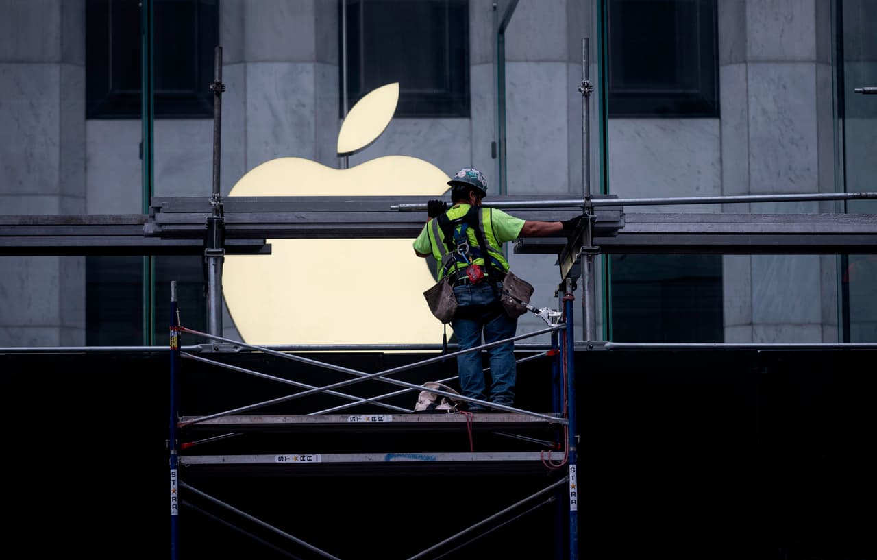 Trabajadores colocan tablas de madera alrededor de la tienda de Apple en la Quinta Avenida para proteger el lugar de saqueadores.