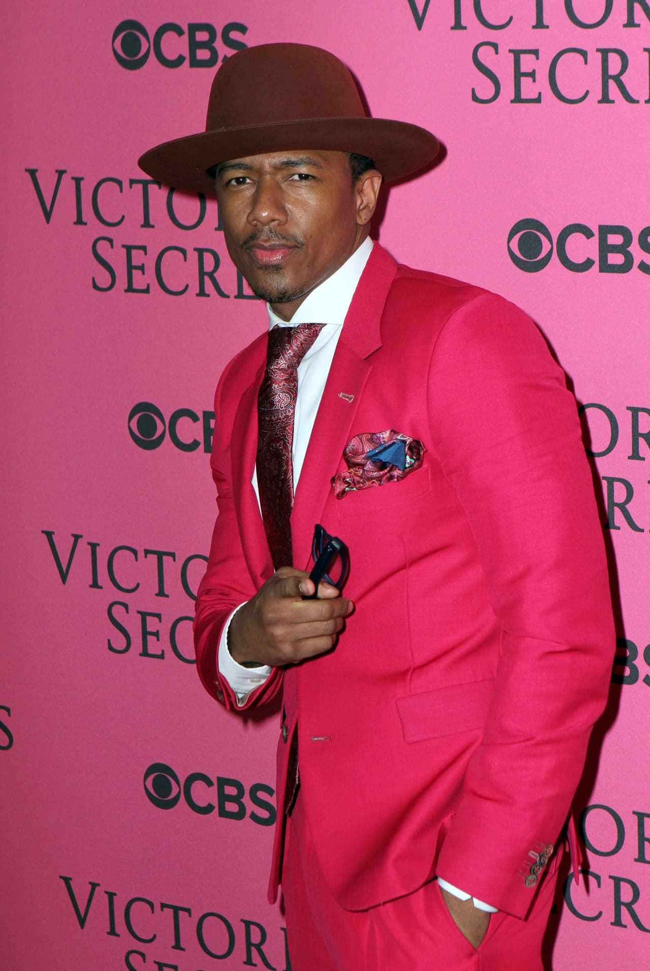 Nick Cannon llegó vestido de rosa.