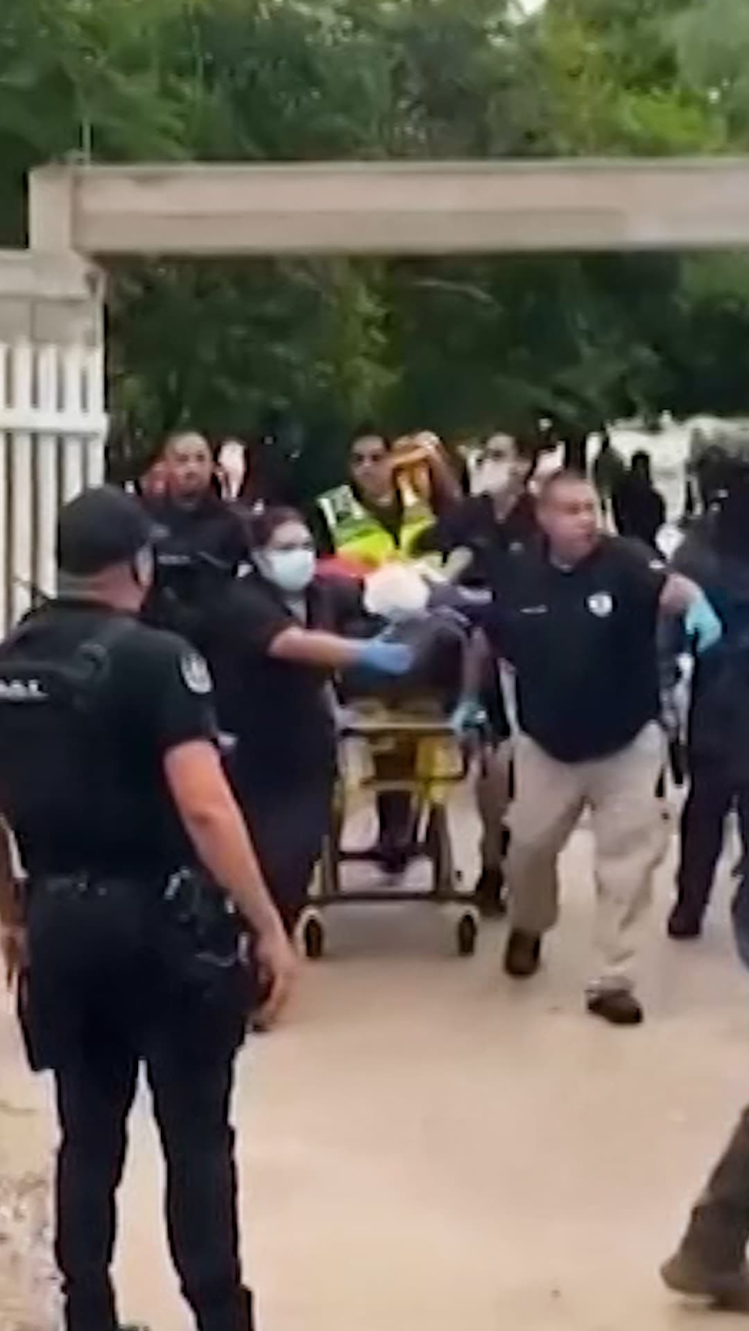 Dos exalumnos de una secundaria realizan un ataque con machetes: Saldo de una víctima mortal y cuatro heridos