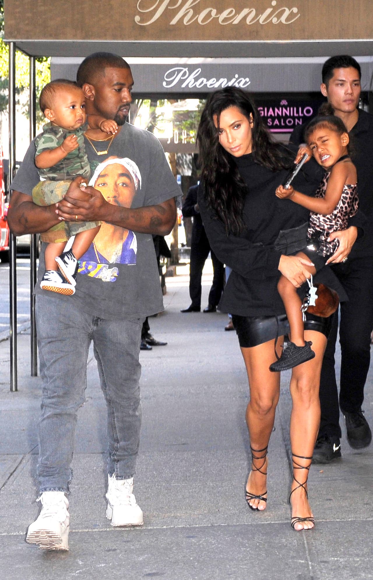 Al ver a los fotógrafos les hizo algunos gestos de enojo.