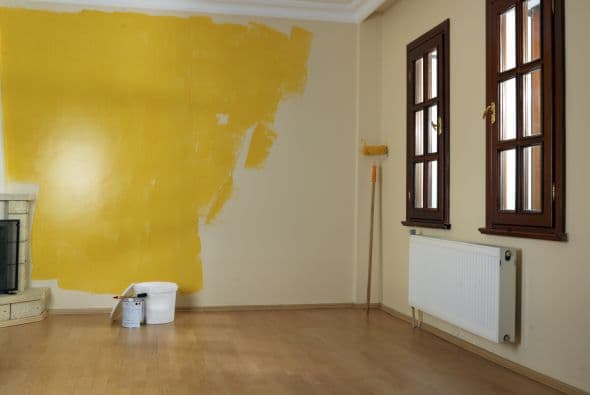 Experimenta. Una buena decoración implica experimentar y cambiar. Kit Kemp, una prestigiosa diseñadora de interiores, aconseja en la revista Elle Decor “empezar poco a poco”. Comienza con una almohada vibrante y, cuando te sientas cómoda con el color, pruébalo en una pared.