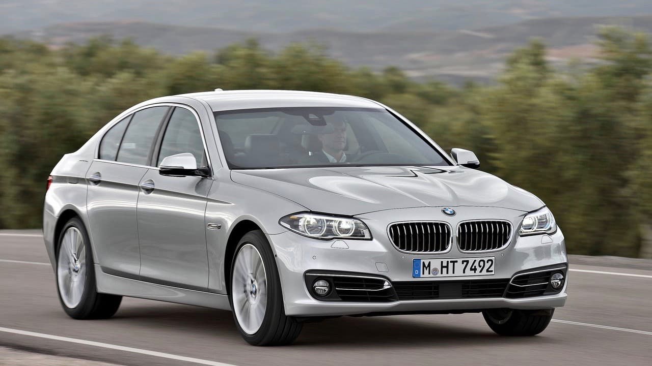 <h3 class="cms-h3-H3">1. BMW Serie-5</h3>
<br>
<br>El hermoso y elegante sedán mediano de BMW siempre ha sido un gran favorito de la crítica y del público, pero sus altos costos de mantenimiento inevitablemente afectan su valor de reventa. Estas por supuesto, son excelentes noticias para los compradores de autos usados que pueden obtener un excelente auto de tecnología alemana de solo 3 años de edad por menos de la mitad de su valor original con cerca de una año por correr en su garantía.
<br>
<br>Según iSeeCars.com con un precio promedio de 30,846 dólares para una unidad de 3 años de uso y un factor de depreciación de 52.6% el BMW Serie-5 es 
<b>la mejor opción </b>como carro de segunda mano con poco uso en Estados Unidos.