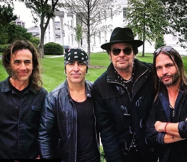 MANÁ. Ellos también te muestra su estilo. Si eres amante del color negro y en ocasiones te apartas de la formalidad, ellos te enseñan como usarlo para verte muy fashion y discreto.