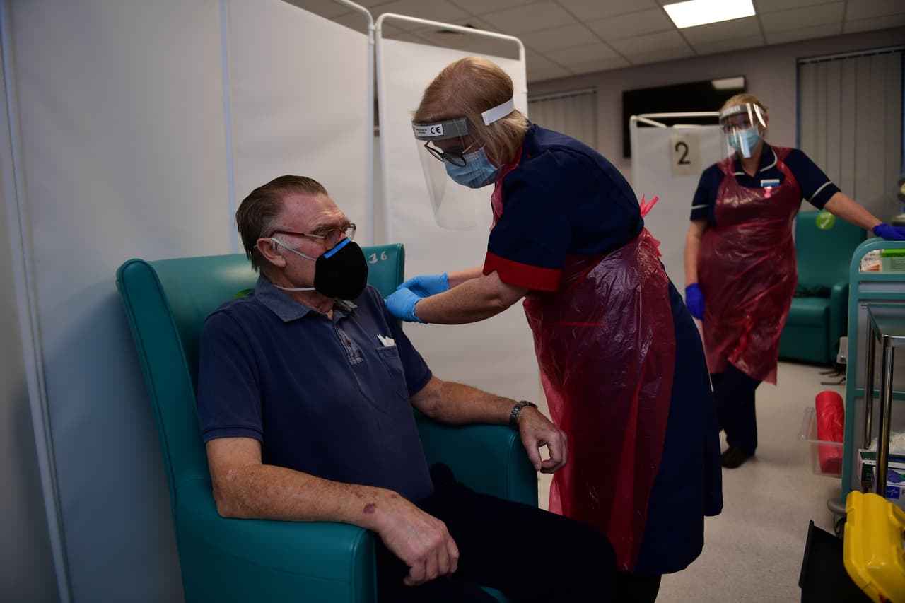 La FDA publicó este martes un 
<a href="https://www.fda.gov/advisory-committees/advisory-committee-calendar/vaccines-and-related-biological-products-advisory-committee-december-10-2020-meeting-announcement#event-materials">análisis sobre la vacuna desarrollada por Pfizer y BioNTech contra el coronavirus</a> donde explica que es segura. También está analizando productos similares desarrollados por la empresa estadounidense Moderna y por un proyecto colaborativo entre la Universidad de Oxford y la farmacéutica AstraZeneca.