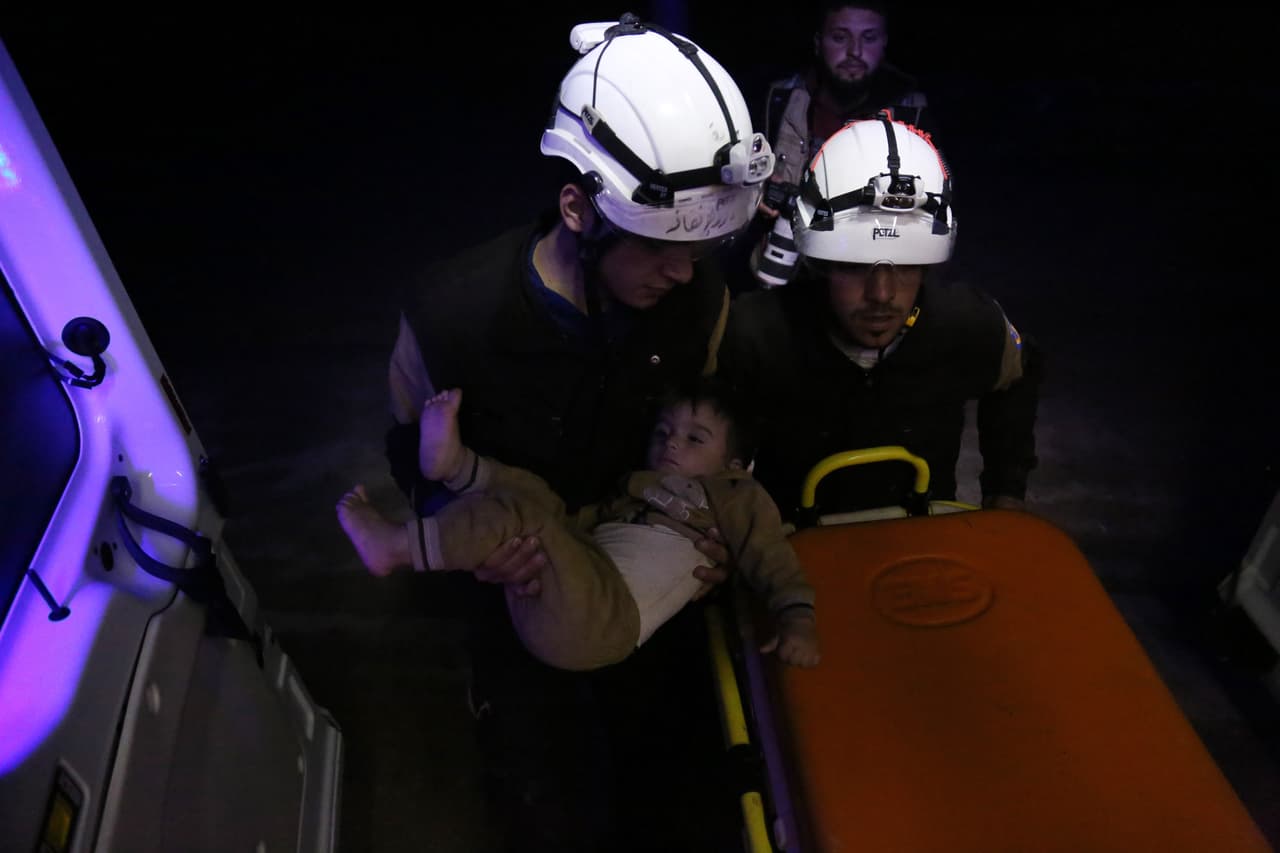 El grupo ha sido financiado con donaciones públicas y con fondos de gobiernos extranjeros. Los evacuados se mantendrán en un lugar "cerrado" en Jordania y serán reubicados en Reino Unido, Alemania y Canadá, cuyos gobiernos los aceptan en calidad de refugiados. La fotografía, tomada en abril de 2018 en Alepo, muestra a los ‘cascos blancos’ rescatando a un pequeño después de un bombardeo.