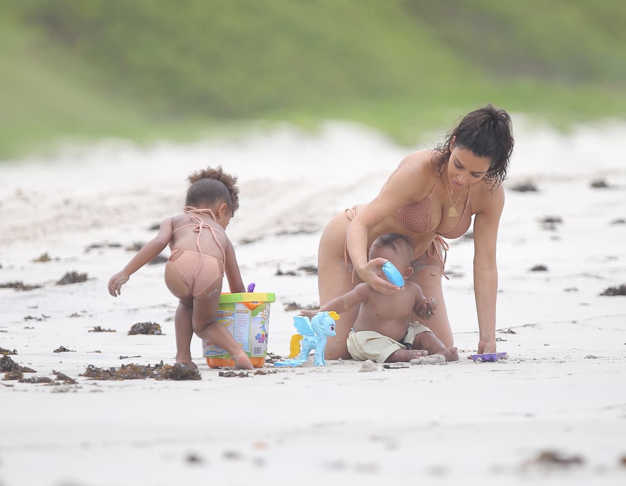 Y ahí se puso a jugar en la arena con sus nenes, Nori, de tres años, y Saint, de ocho meses.