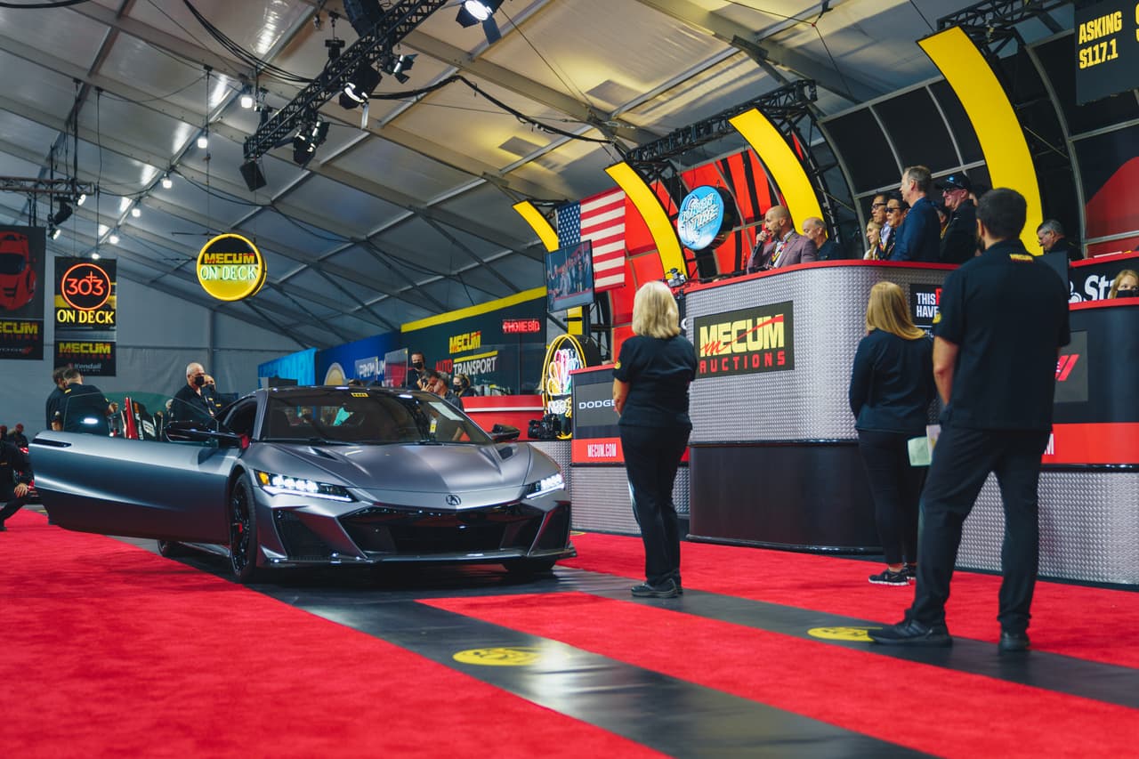 <h3 class="cms-H3-H3"><b>Acura NSX Type S</b></h3>
<br>
<br>Acura también hizo presencia con la nueva versión Type S de su popular NSX. Lo motiva el mismo sistema híbrido compuesto por un motor V6 de 3.5 litros biturbo y tres motores eléctricos. Sin embargo, este recibe algunas mejoras tomadas del GT3 Evo que le permiten entregar 27 HP y 16 lb-pie más para un total de 600 HP y 492 lb-pie. Así también, pierde 58 lbs (26 kg) con un nuevo paquete opcional que incluye múltiples componentes de fibra de carbono.
<br>