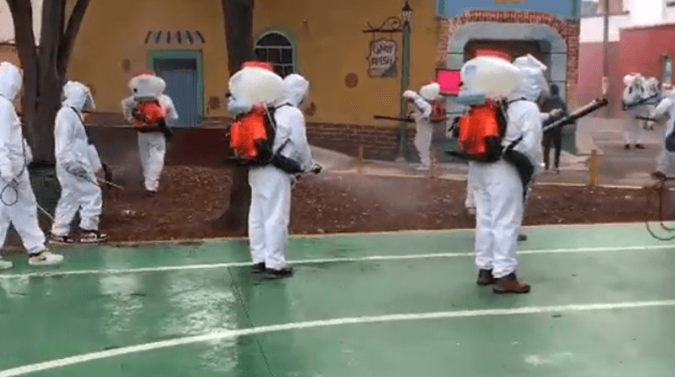 “Tenemos un movimiento social importante,
<b>estamos sanitizando las colonias más necesitadas completamente gratis, </b>este gasto es de nuestra bolsa. Lo hacemos con todo el cariño porque queremos ayudar”, compartió.
<br>