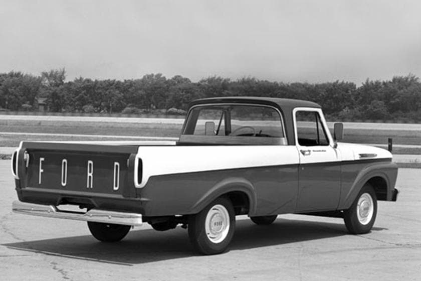 <b>6) Fabricaron F-100 y F-250 con cuerpos estampados en una pieza </b>
<br>La F-Series fue innovadora desde el principio. Y por ello, se cometieron algunos errores en el camino. Uno de estos fue la construcción de sus cuerpos estampados sin división entre la cabina y la caja de carga. Esto le permitía a Ford ofrecer espacios de carga más largos y, requiriendo menos soldaduras y estampados, reducía los costos de fabricación.