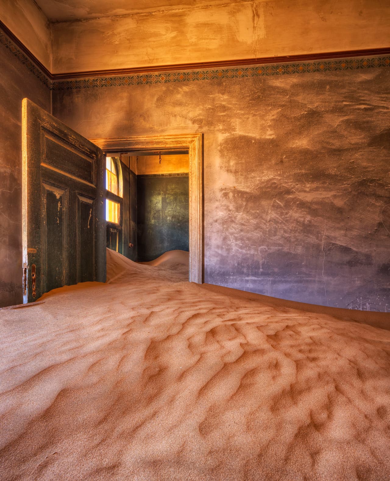 Los vientos arrastran el sílice dentro de habitaciones y talleres desiertos.