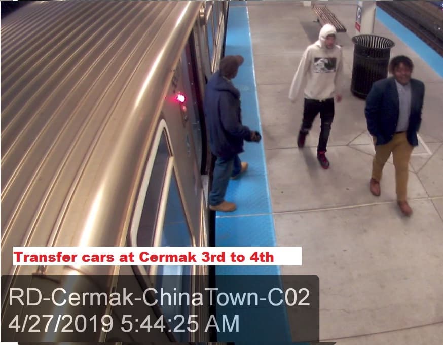 Imágenes captadas en cámaras de seguridad difundidas por la policía de Chicago para identificar a señalados.