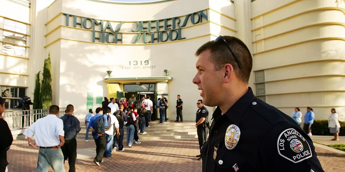 Alto funcionario pide declarar "refugios" para migrantes a las escuelas de California